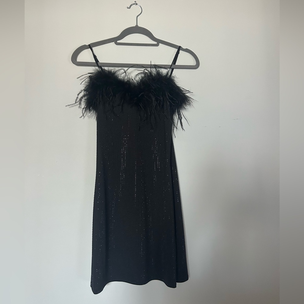 BLACK SPARKLY ZARA DRESS WITH FAUX FEATHERS AT NECKLINE🖤